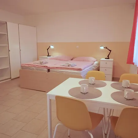بيت ضيافة V Podzamci - Bezbarierove V Centru Trebone 4*