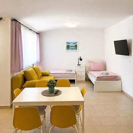 V Podzamci - Bezbarierove V Centru Trebone 4*