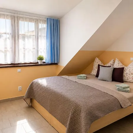 V Podzamci - Bezbarierove V Centru Trebone Konukevi 4*