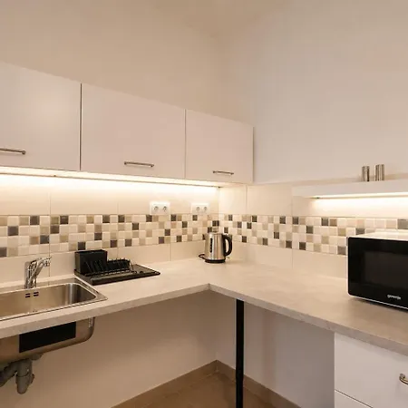 Konukevi V Podzamci - Bezbarierove V Centru Trebone 4*