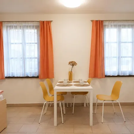 V Podzamci - Bezbarierove V Centru Trebone Konukevi 4*