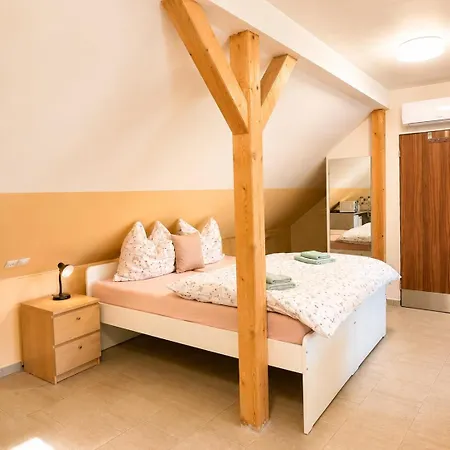 V Podzamci - Bezbarierove V Centru Trebone 4* Třeboň